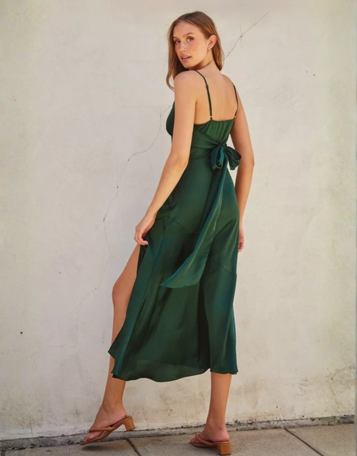 Fließendes Satin Midi-Slipdress mit Frontschlitz und Bindegürtel | Dunkelgrün