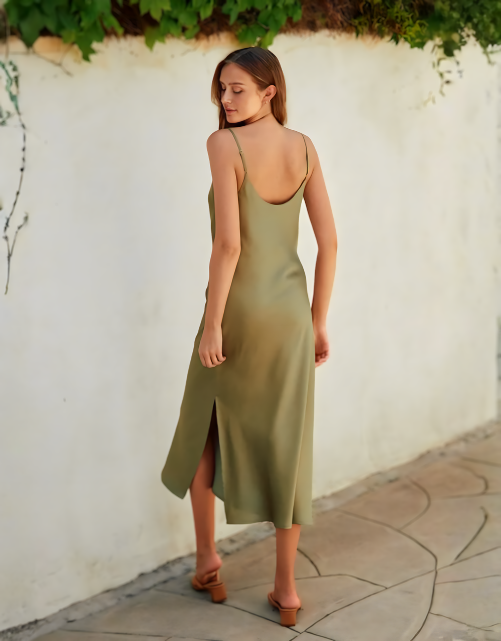 Fließendes Satin-Midikleid mit Wasserfallausschnitt und Beinschlitz | Olivgrün