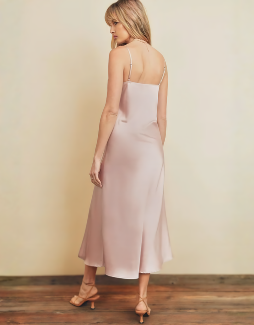 Fließendes Satin-Midikleid mit V-Ausschnitt, Knopfleiste und Beinschlitz | Rosé