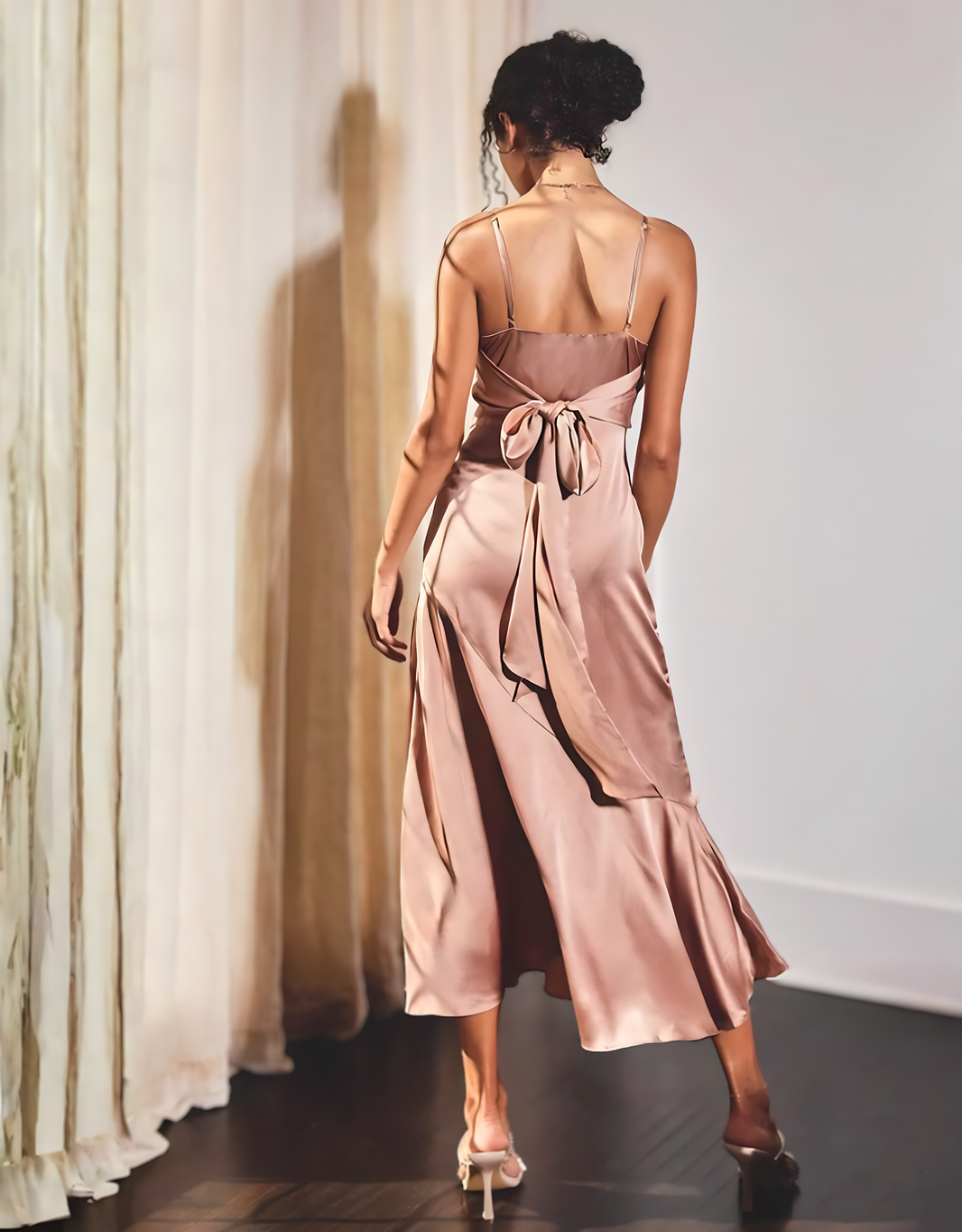 image Fließendes Satin Midi-Slipdress mit Frontschlitz und Bindegürtel | Rosé