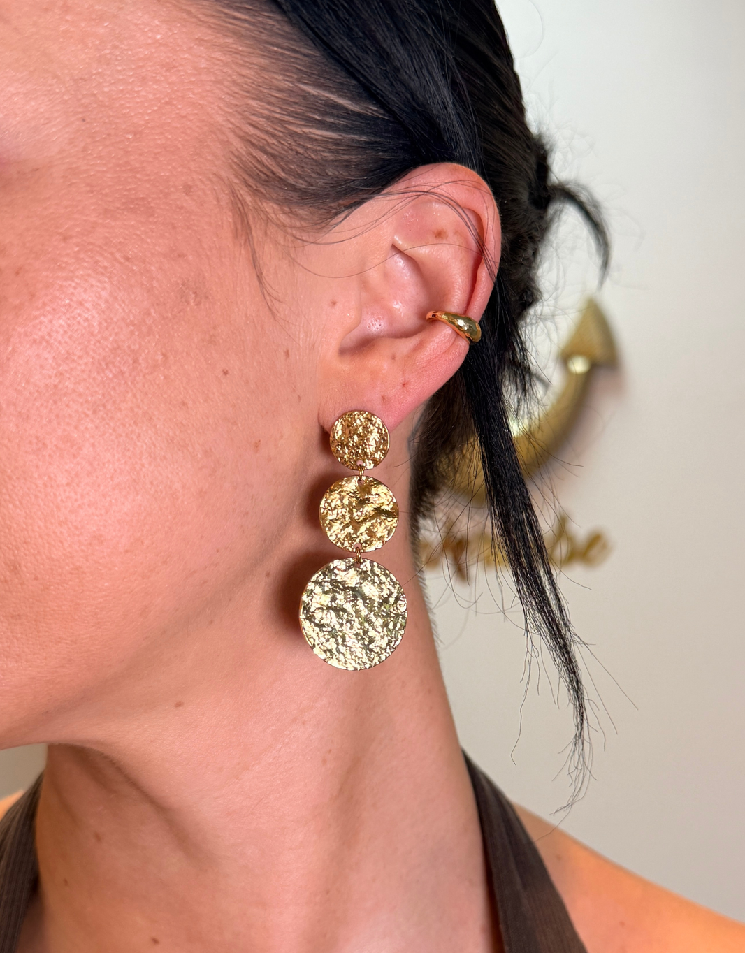 image elegante statement ohrringe mit struktur | gold