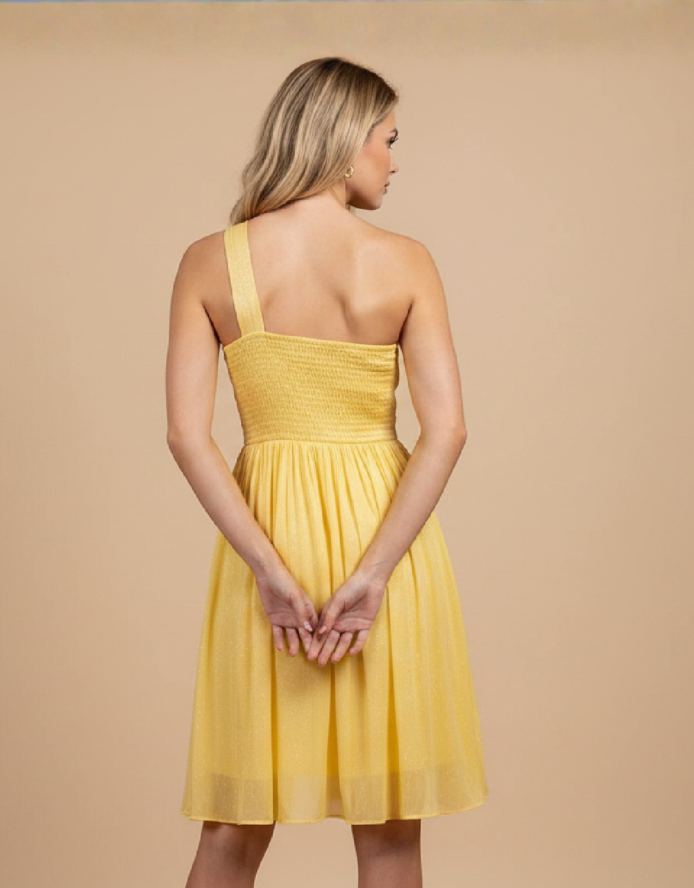 one-shoulder-cocktailkleid aus schimmerndem chiffon mit flexiblem rücken | butteryellow