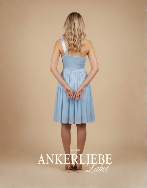one-shoulder-cocktailkleid aus schimmerndem chiffon mit flexiblem rücken | eisblau