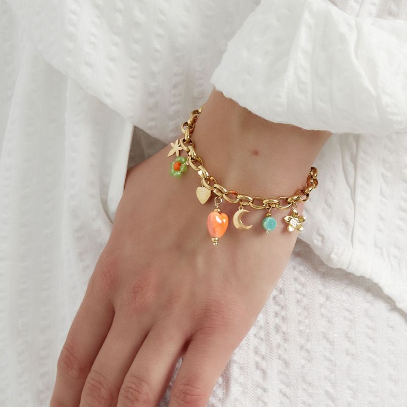 Charm-Armband playful charms am Handgelenk mit weißem Kleid