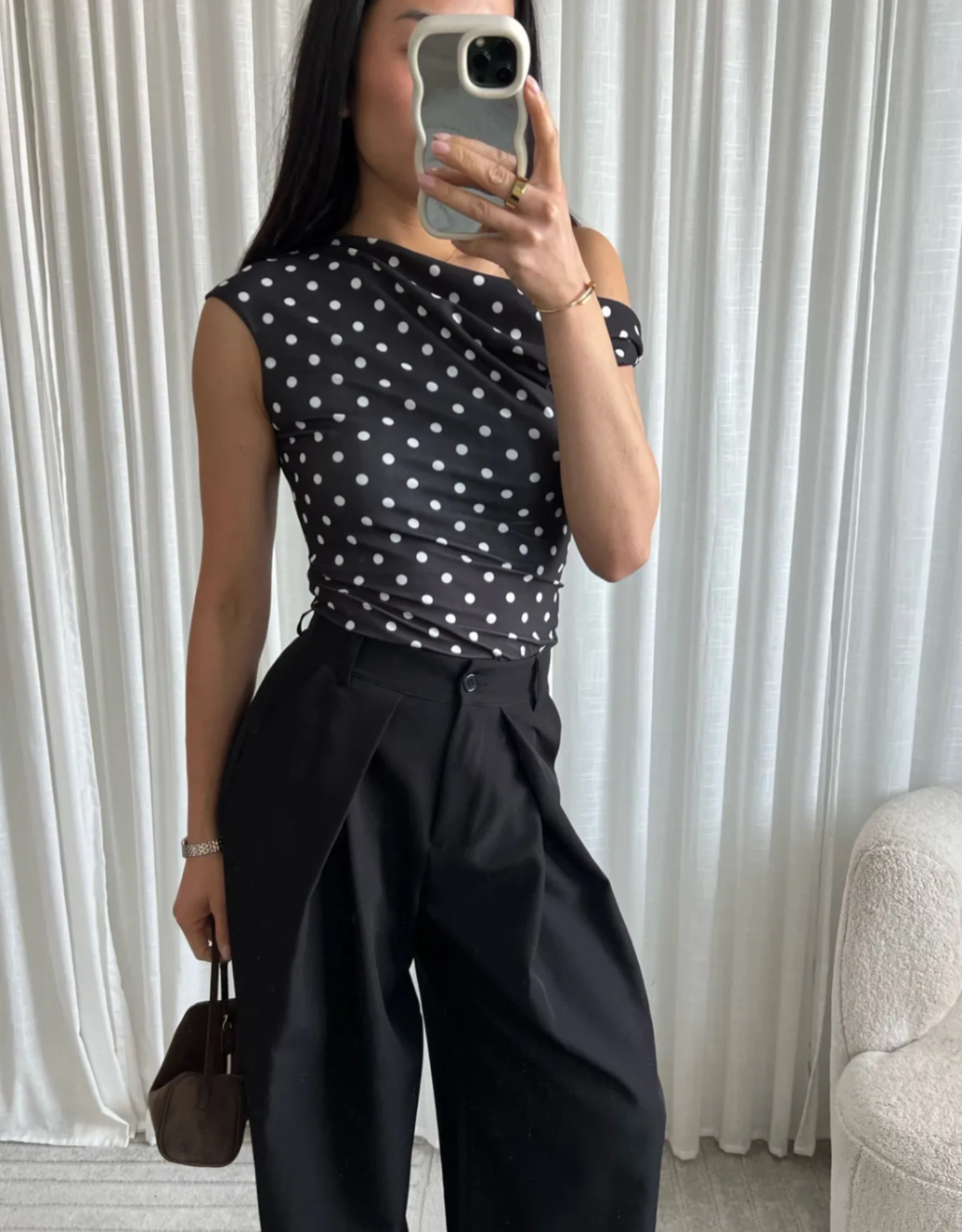 stretchy polka dot asymmetric top | schwarz