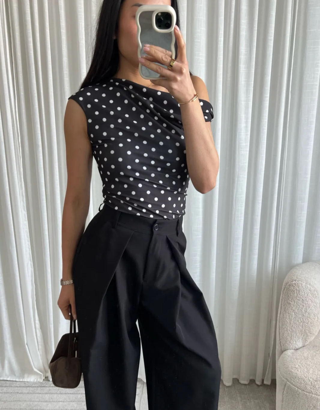 stretchy polka dot asymmetric top | schwarz