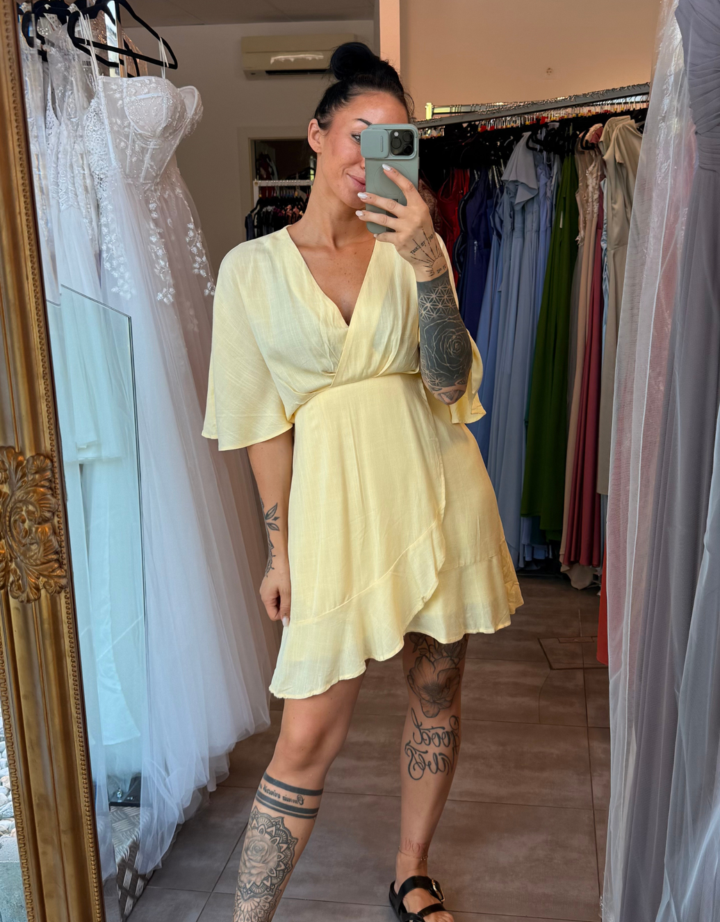 leichtes Sommerkleid in Wickeloptik | buttergelb