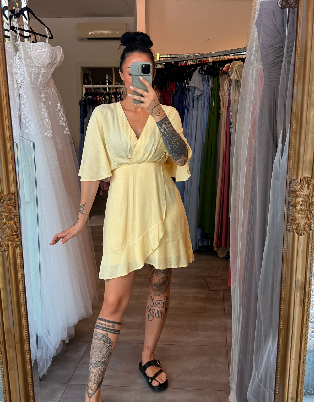 leichtes Sommerkleid in Wickeloptik | buttergelb