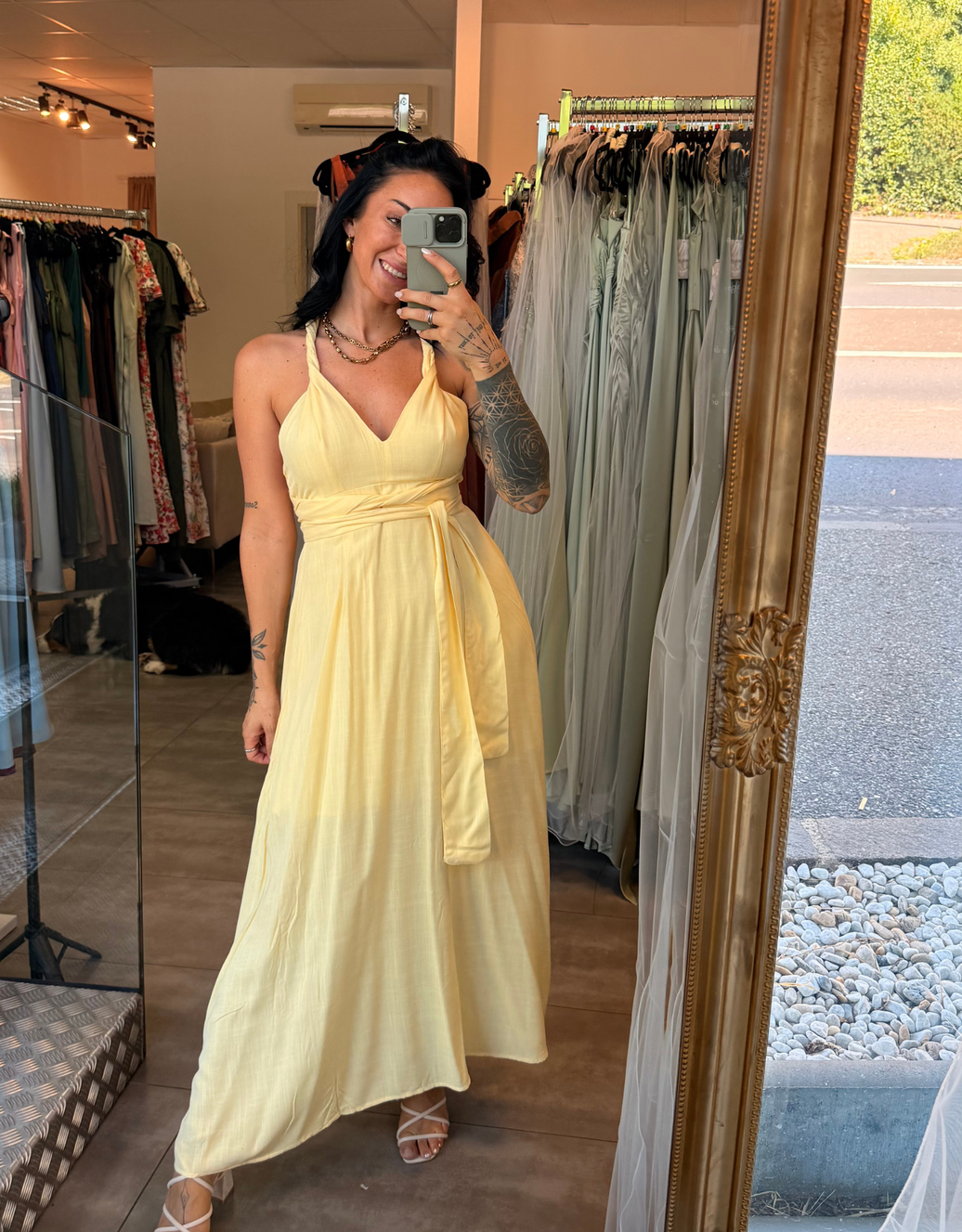 fließendes Maxikleid mit tiefem Rückenausschnitt und Wickeldetail | buttergelb