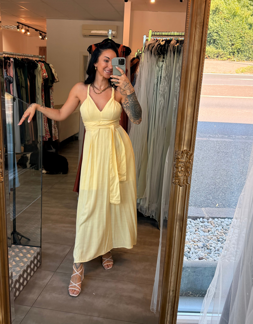 fließendes Maxikleid mit tiefem Rückenausschnitt und Wickeldetail | buttergelb
