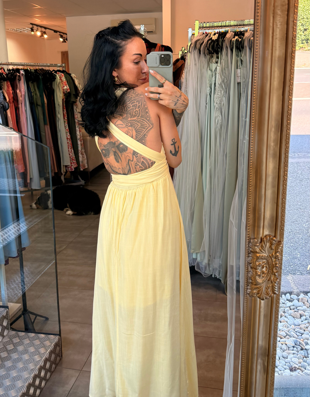 image fließendes Maxikleid mit tiefem Rückenausschnitt und Wickeldetail | buttergelb