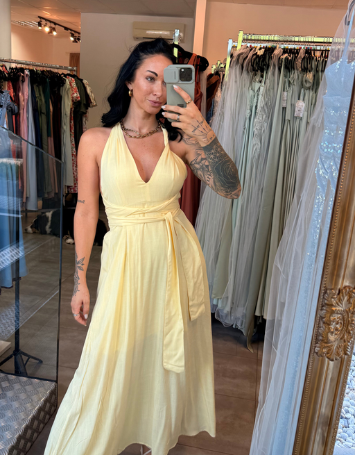 fließendes Maxikleid mit tiefem Rückenausschnitt und Wickeldetail | buttergelb