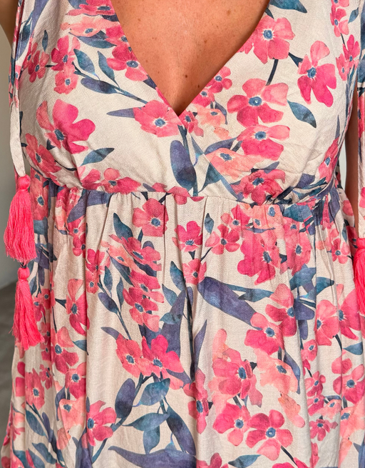 florales Maxikleid mit Bindeträgern und pinken Quasten | creme