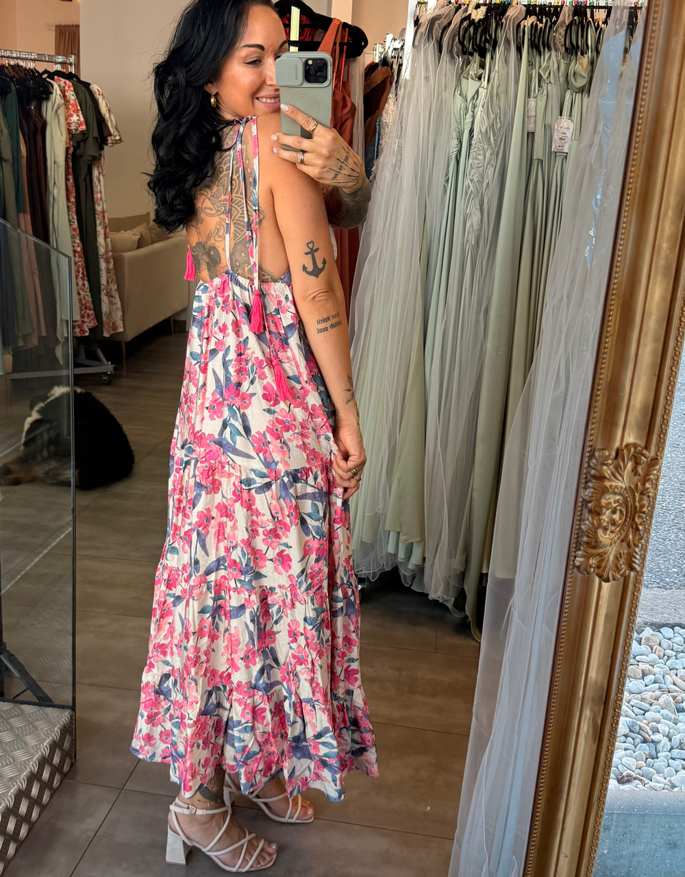 florales Maxikleid mit Bindeträgern und pinken Quasten | creme