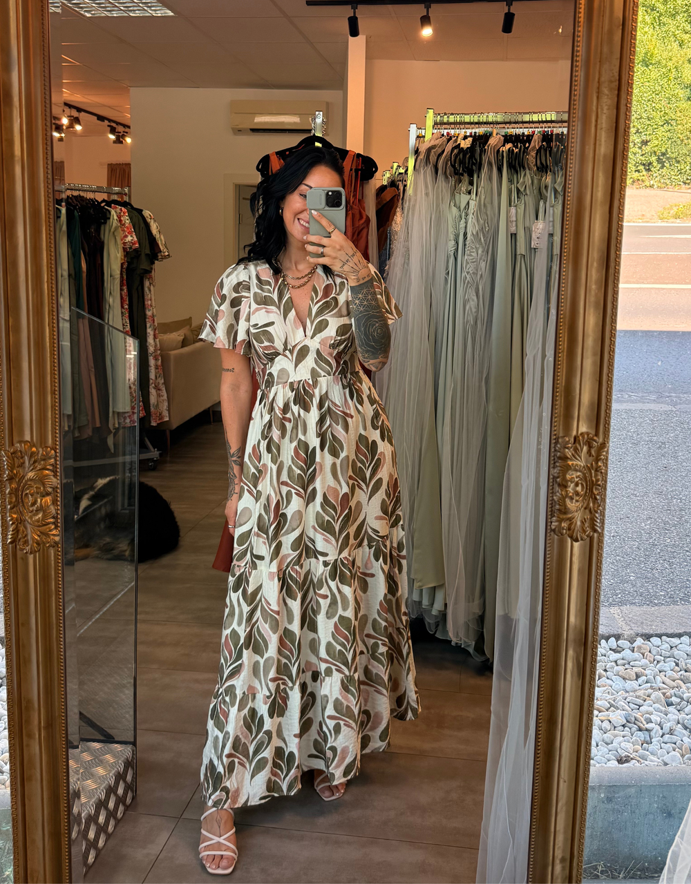 fließendes Boho-Maxikleid mit Blätter-Print und weiten Ärmeln | creme/oliv