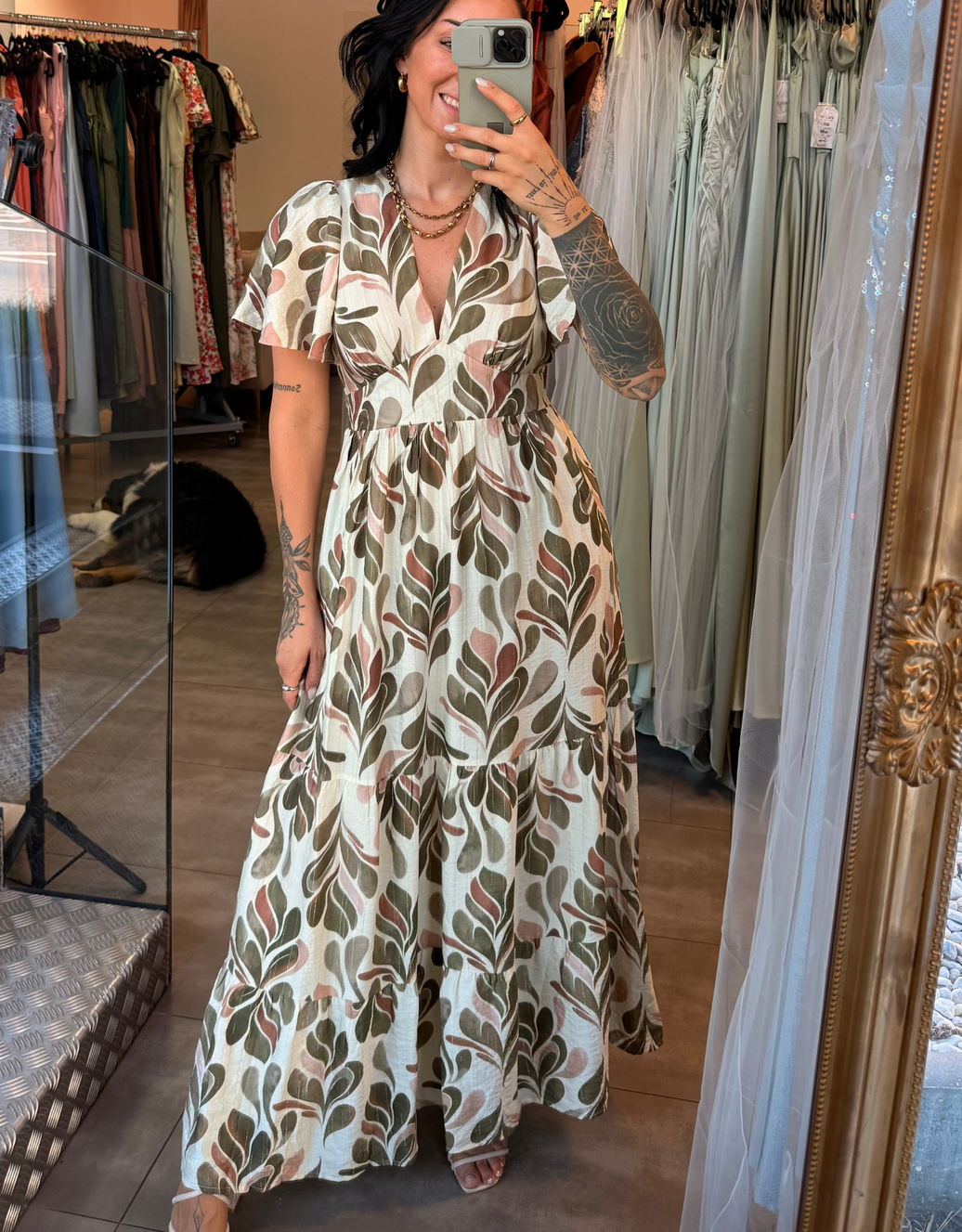 fließendes Boho-Maxikleid mit Blätter-Print und weiten Ärmeln | creme/oliv