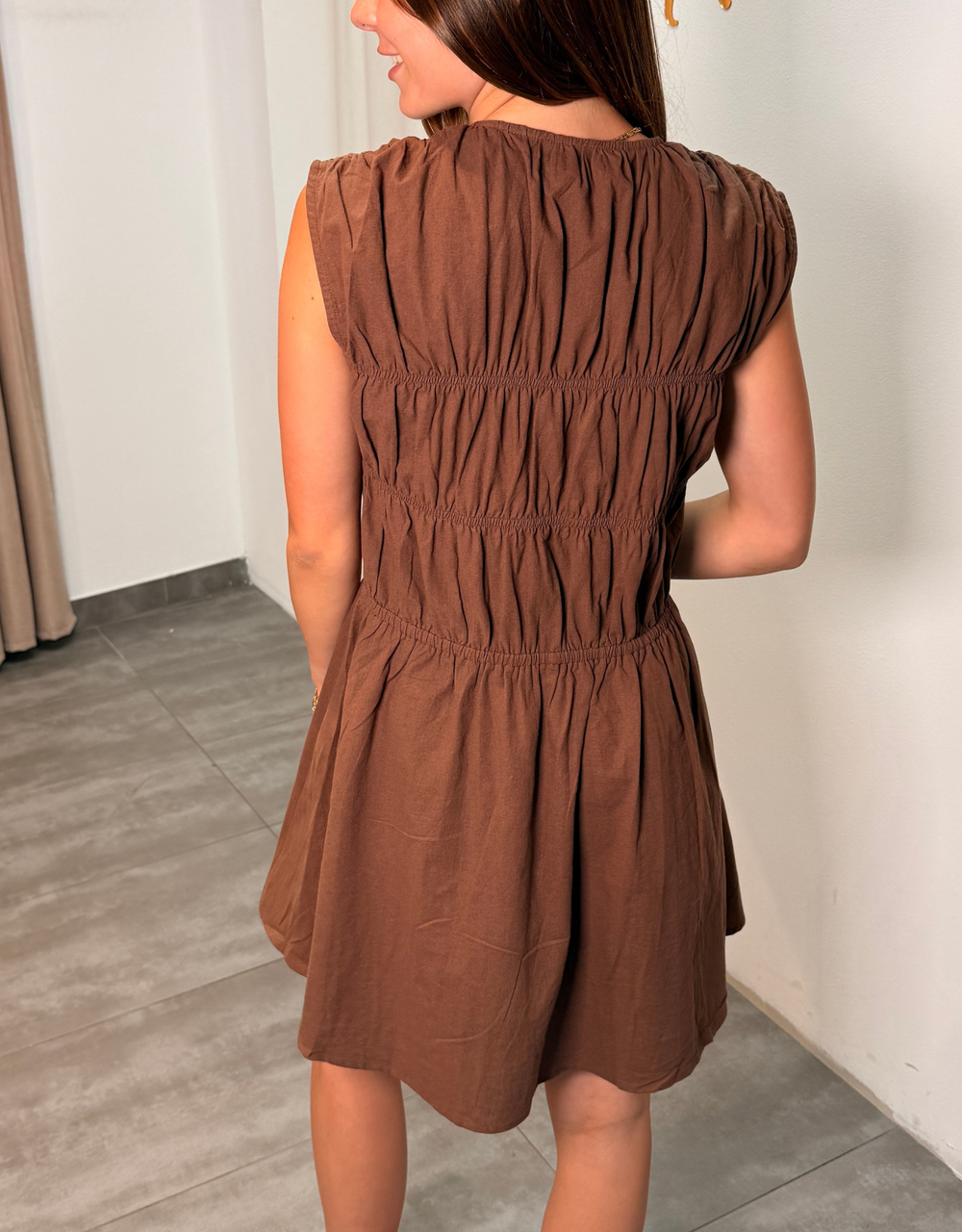 luftiges kleid mit raffungen und weitem rock | schokoladenbraun