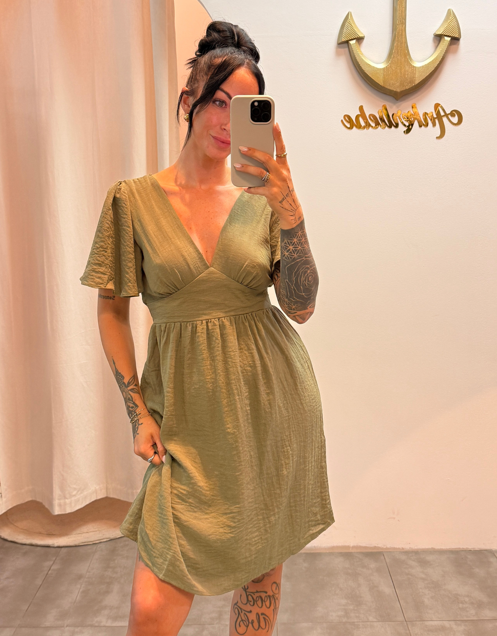 luftiges Sommerkleid mit V-Ausschnitt und Rückenausschnitt | khaki