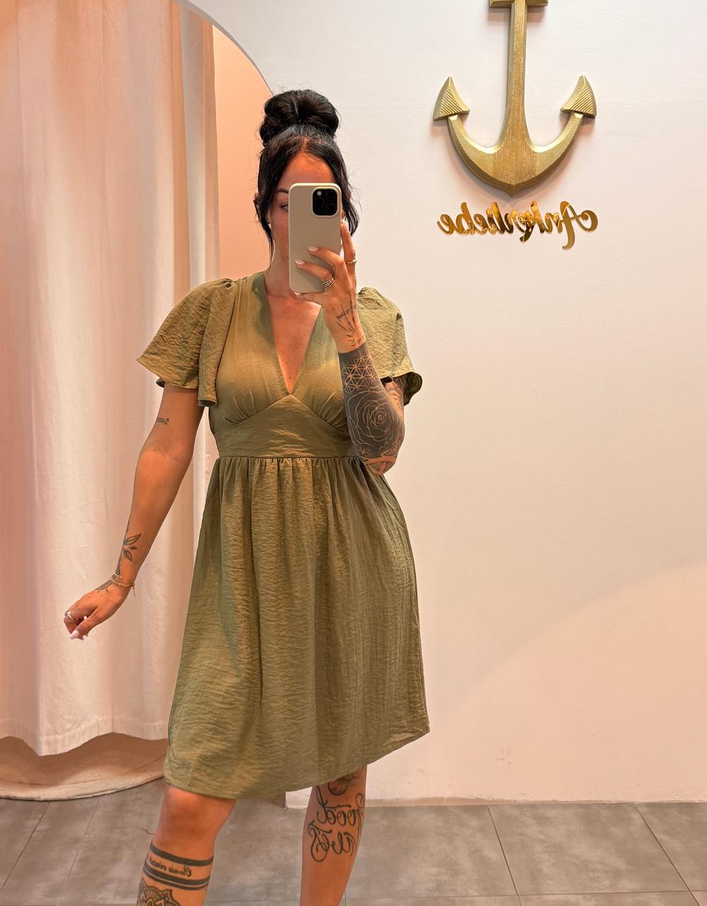 luftiges Sommerkleid mit V-Ausschnitt und Rückenausschnitt | khaki