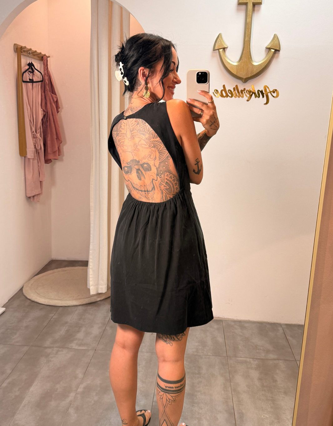 minikleid mit rückenausschnitt | schwarz
