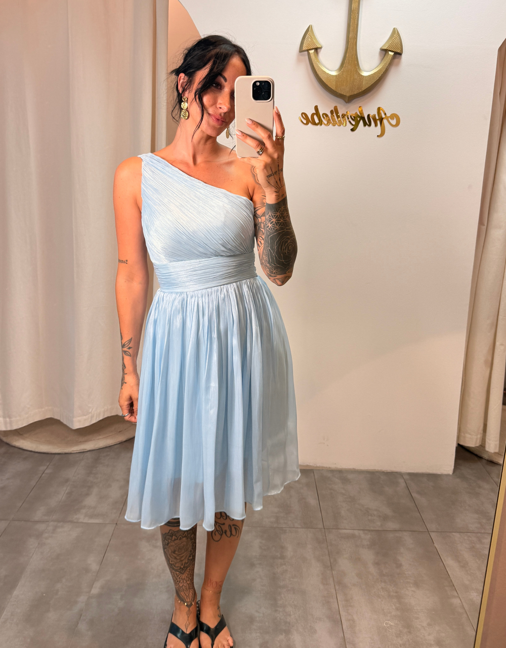 one-shoulder-cocktailkleid aus schimmerndem chiffon mit flexiblem rücken | eisblau
