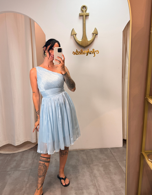 one-shoulder-cocktailkleid aus schimmerndem chiffon mit flexiblem rücken | eisblau