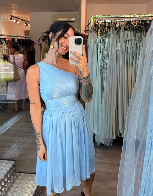 one-shoulder-cocktailkleid aus schimmerndem chiffon mit flexiblem rücken | eisblau