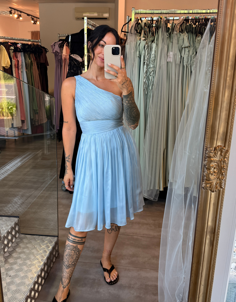 one-shoulder-cocktailkleid aus schimmerndem chiffon mit flexiblem rücken | eisblau