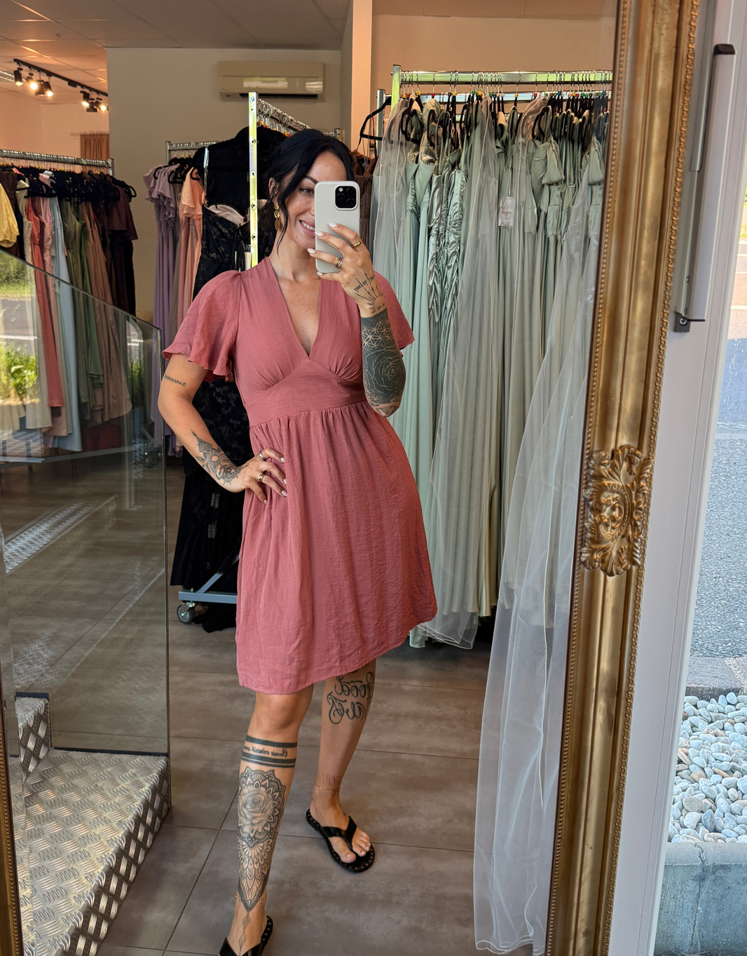 luftiges Sommerkleid mit V-Ausschnitt und Rückenausschnitt | blush