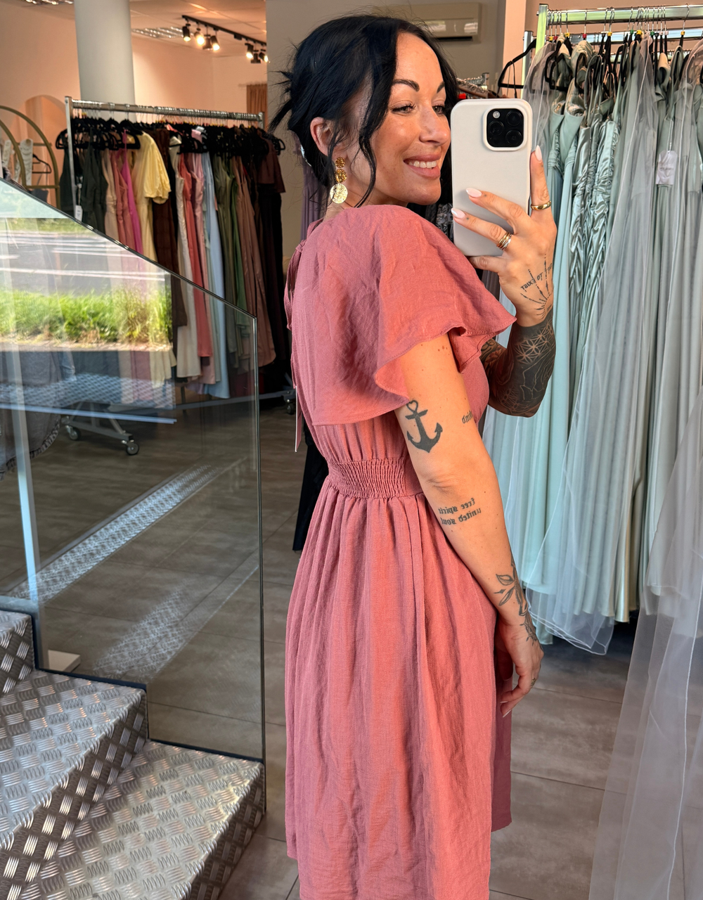 luftiges Sommerkleid mit V-Ausschnitt und Rückenausschnitt | blush