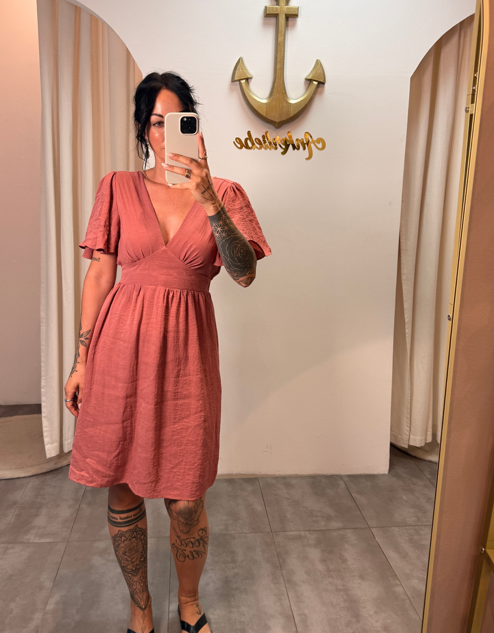 luftiges Sommerkleid mit V-Ausschnitt und Rückenausschnitt | blush