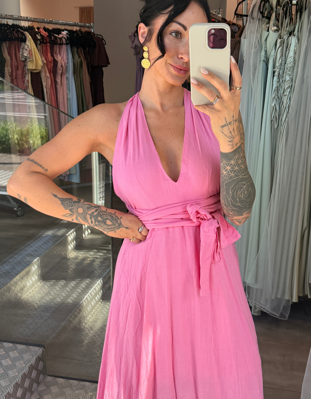 fließendes Maxikleid mit tiefem Rückenausschnitt und Wickeldetail | rosa