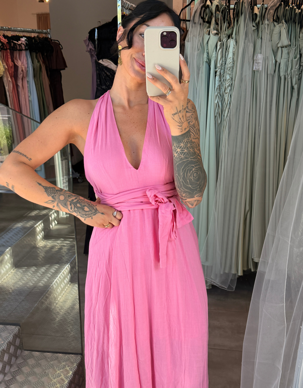 fließendes Maxikleid mit tiefem Rückenausschnitt und Wickeldetail | rosa