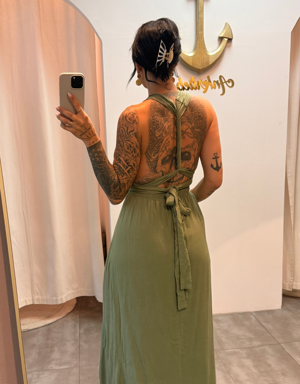 fließendes Maxikleid mit tiefem Rückenausschnitt und Wickeldetail | kaki