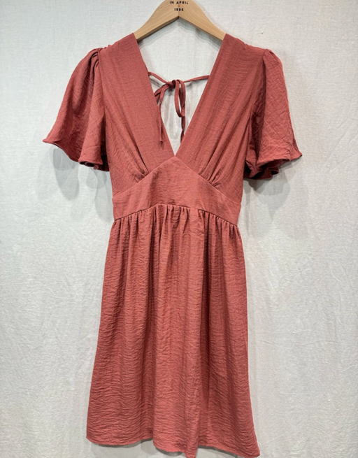 luftiges Sommerkleid mit V-Ausschnitt und Rückenausschnitt | blush