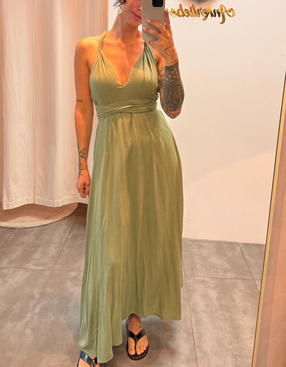 fließendes Maxikleid mit tiefem Rückenausschnitt und Wickeldetail | kaki