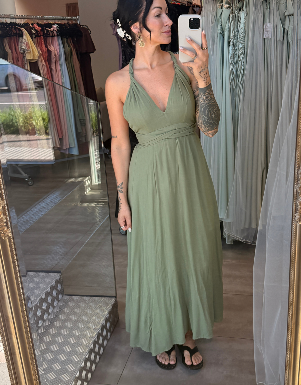 fließendes Maxikleid mit tiefem Rückenausschnitt und Wickeldetail | kaki