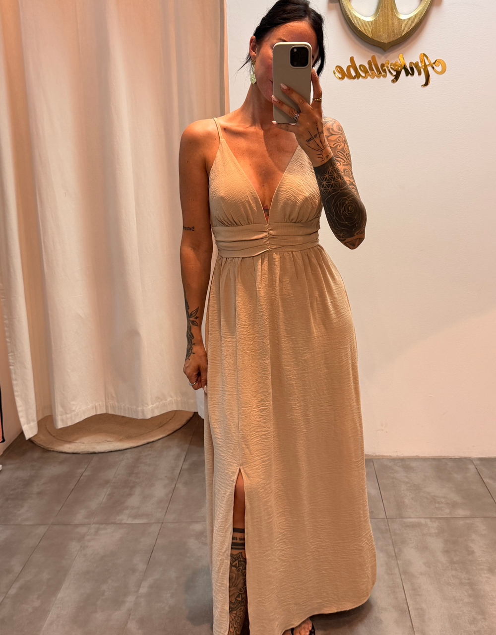 fließendes Maxikleid mit Taillenraffung und Beinschlitz | sandbeige