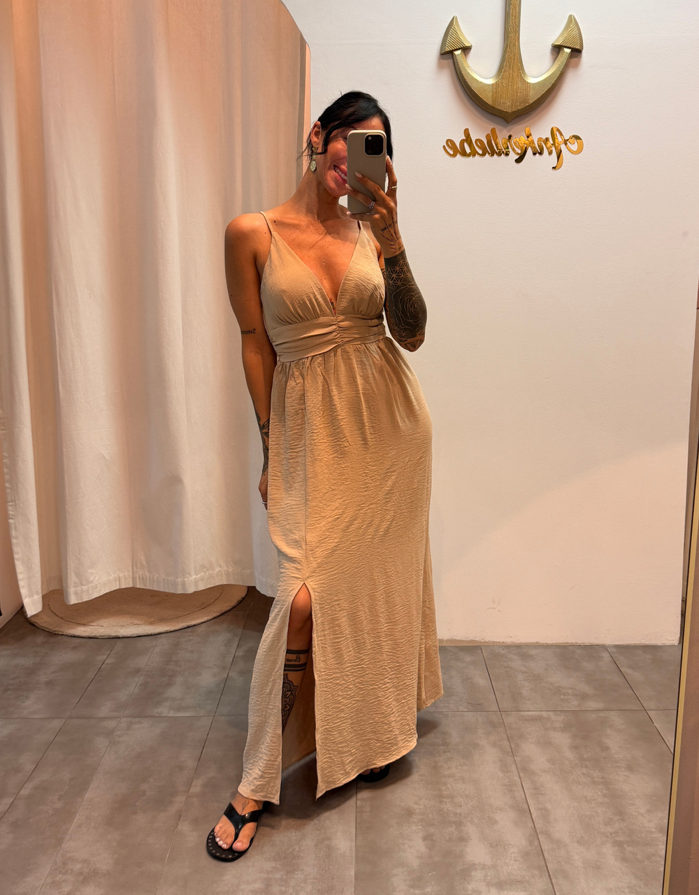fließendes Maxikleid mit Taillenraffung und Beinschlitz | sandbeige