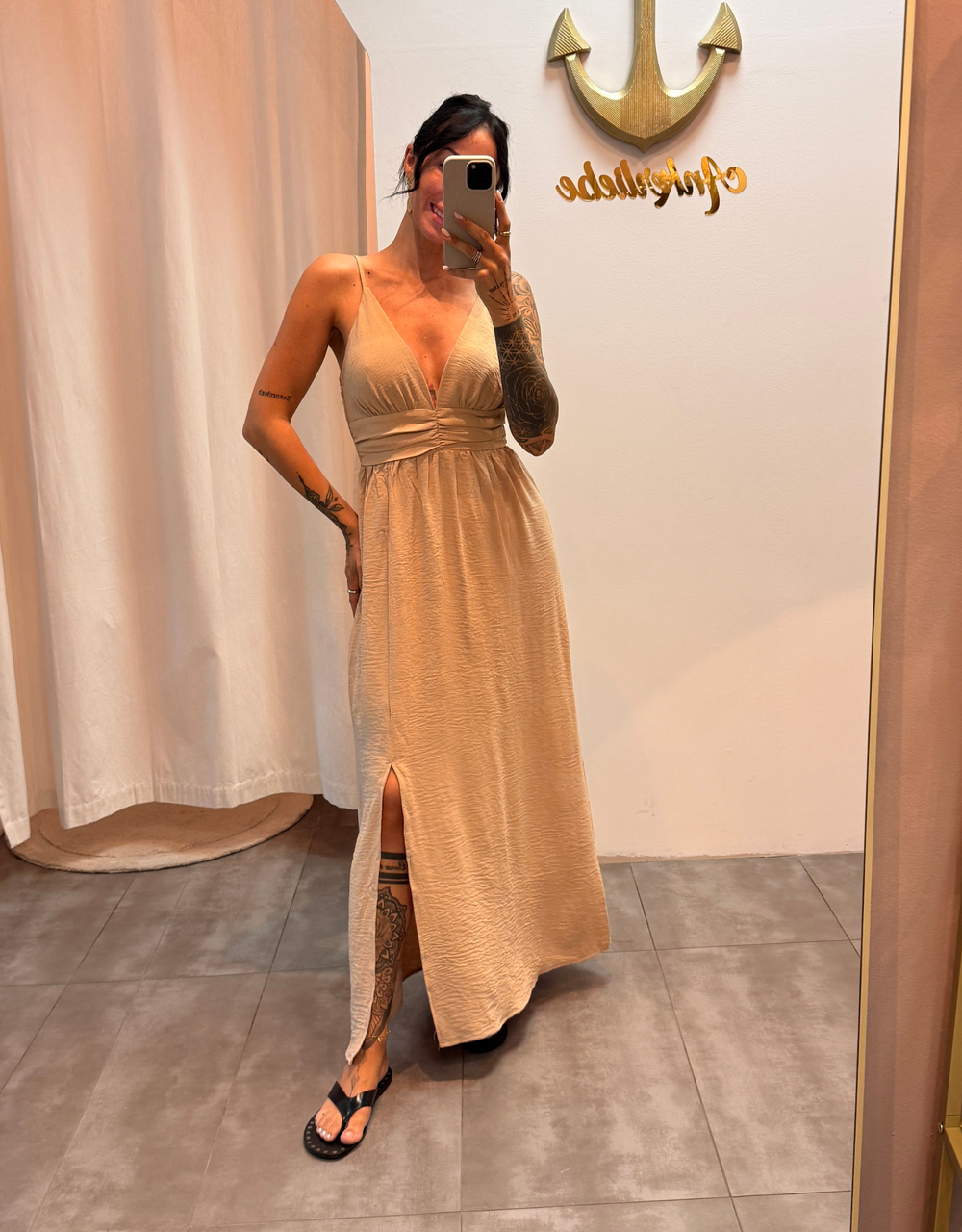 fließendes Maxikleid mit Taillenraffung und Beinschlitz | sandbeige