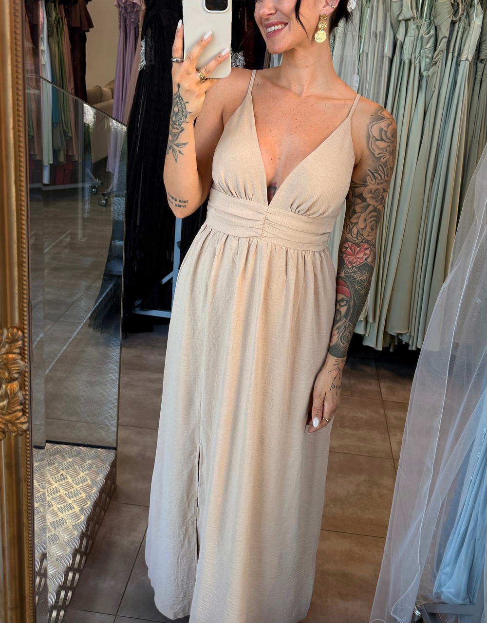 fließendes Maxikleid mit Taillenraffung und Beinschlitz | sandbeige