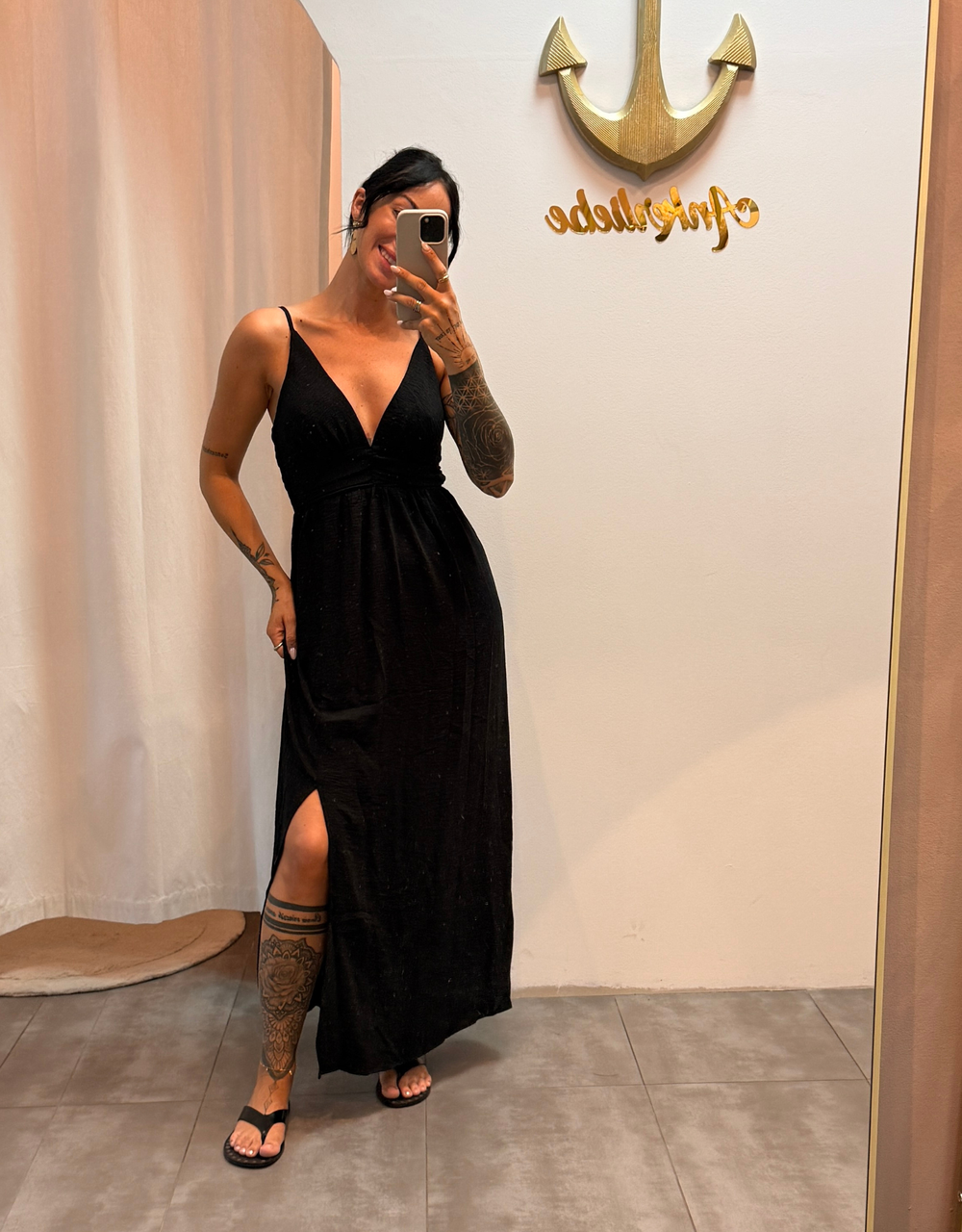 fließendes Maxikleid mit Taillenraffung und Beinschlitz | schwarz