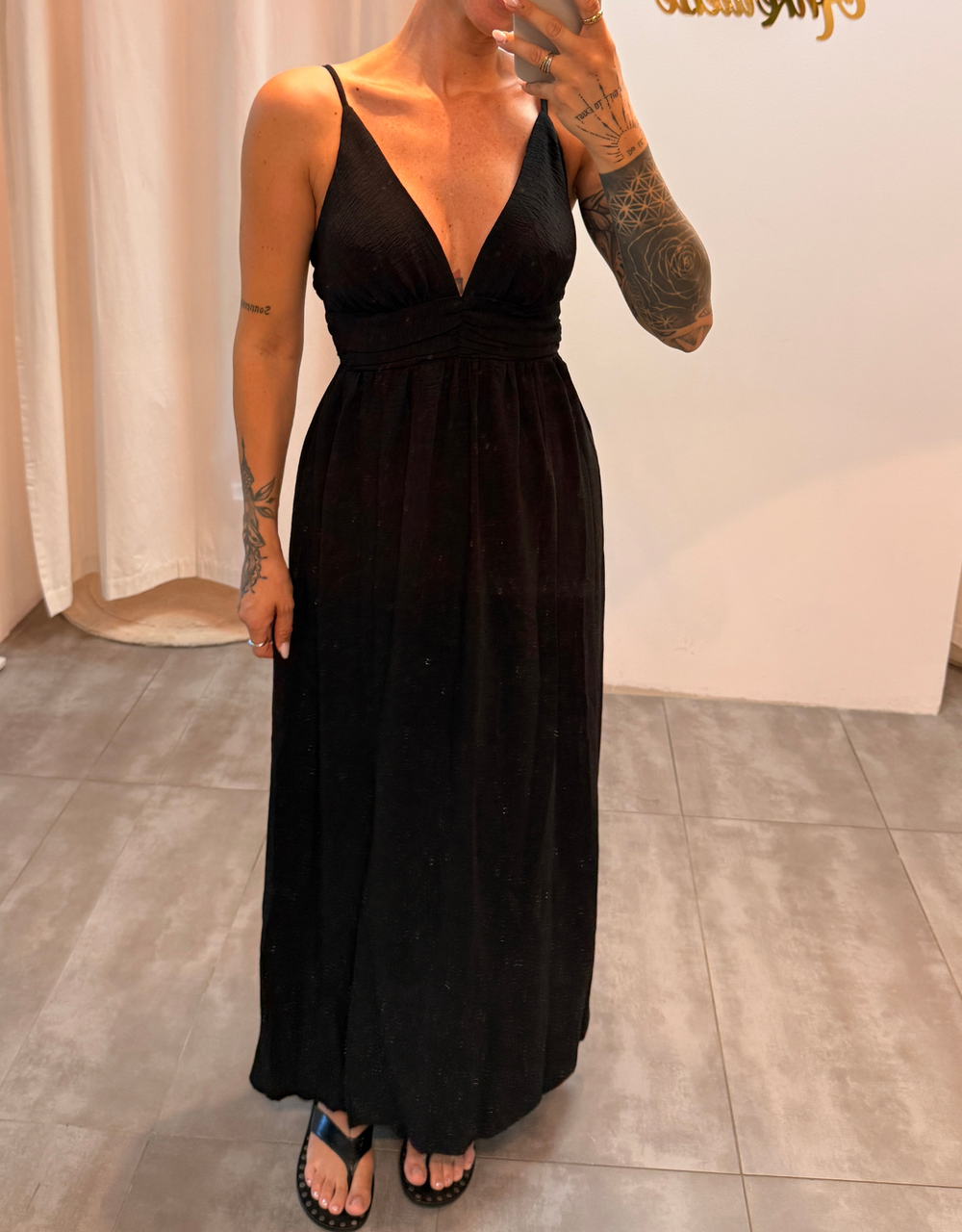 fließendes Maxikleid mit Taillenraffung und Beinschlitz | schwarz