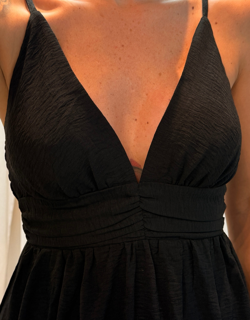fließendes Maxikleid mit Taillenraffung und Beinschlitz | schwarz