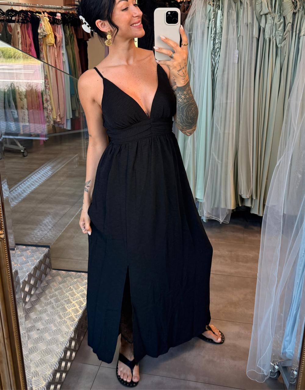 fließendes Maxikleid mit Taillenraffung und Beinschlitz | schwarz