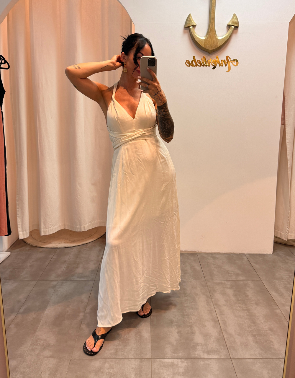 fließendes Maxikleid mit tiefem Rückenausschnitt und Wickeldetail | creme