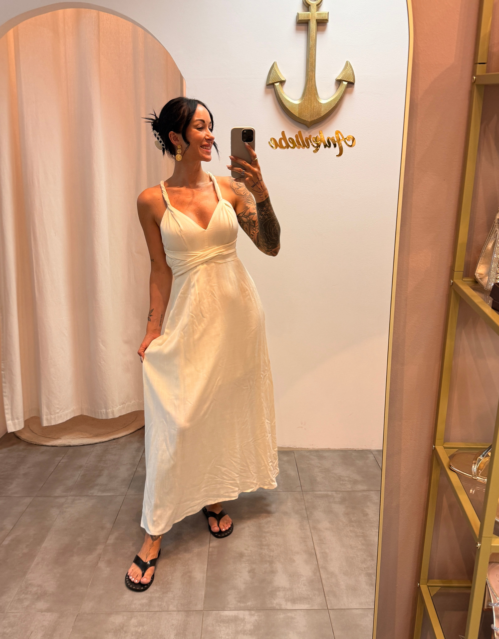 fließendes Maxikleid mit tiefem Rückenausschnitt und Wickeldetail | creme