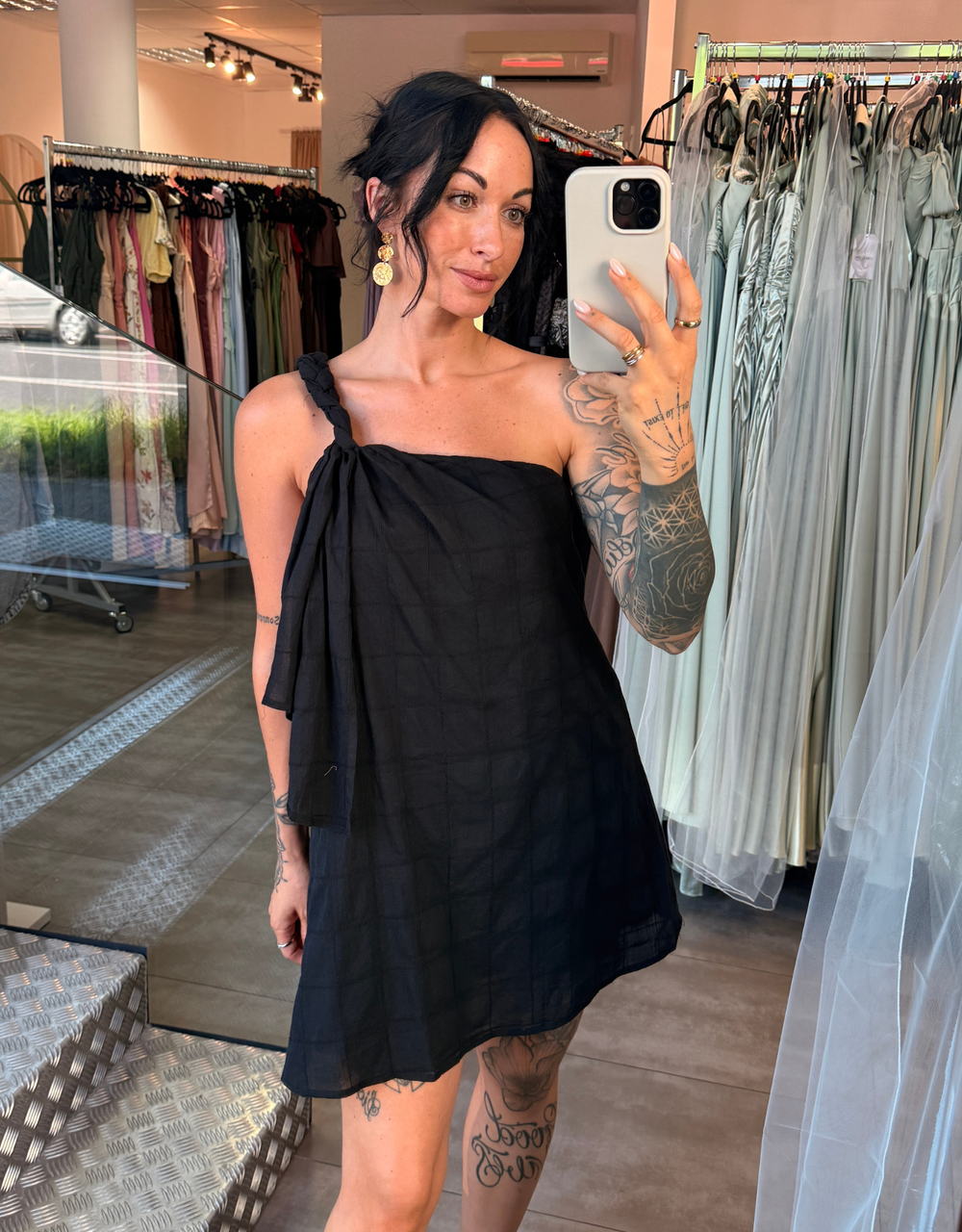 one shoulder baumwollkleid mit geflochtenen trägern | schwarz