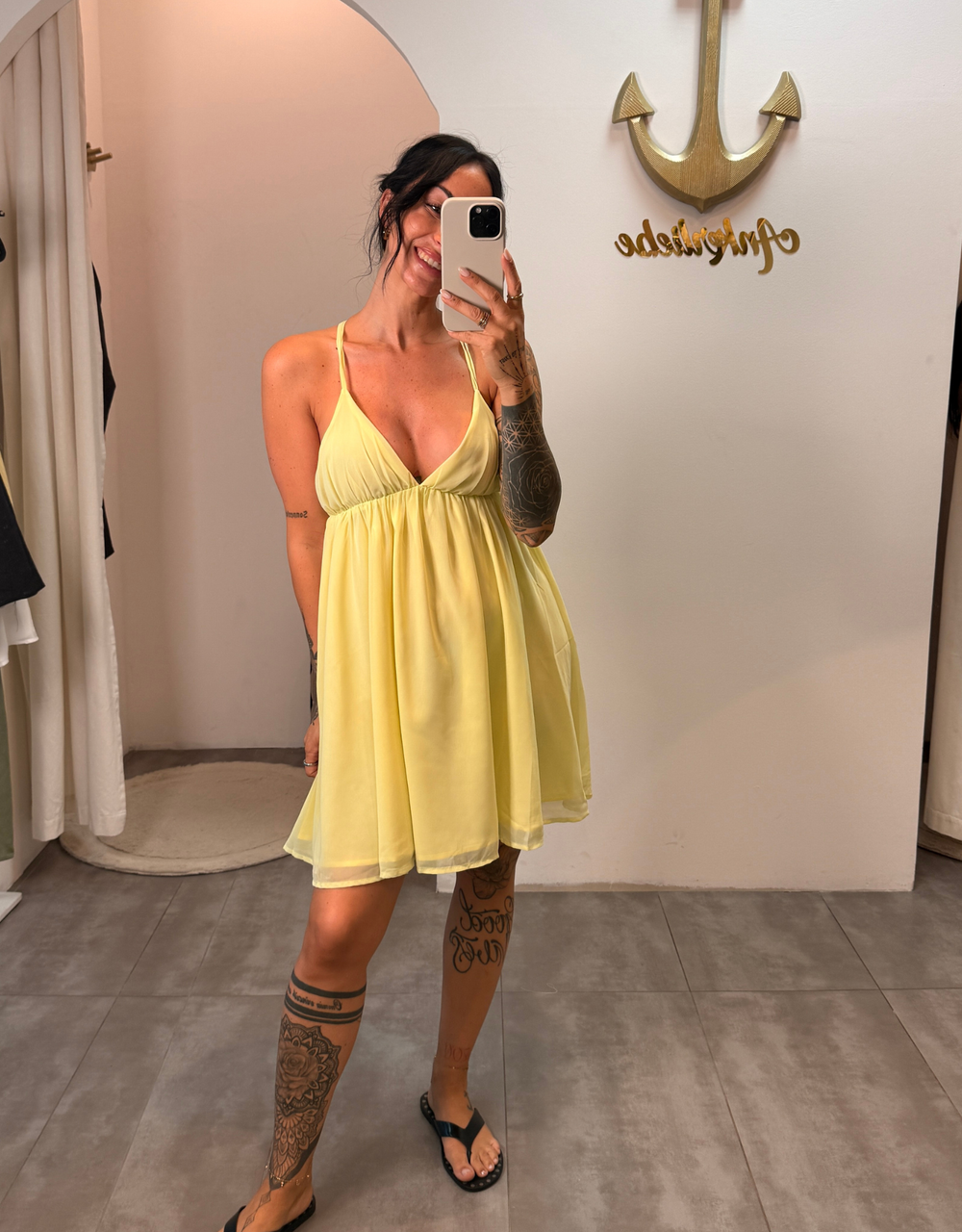 fließendes minikleid mit offenem rücken | buttergelb
