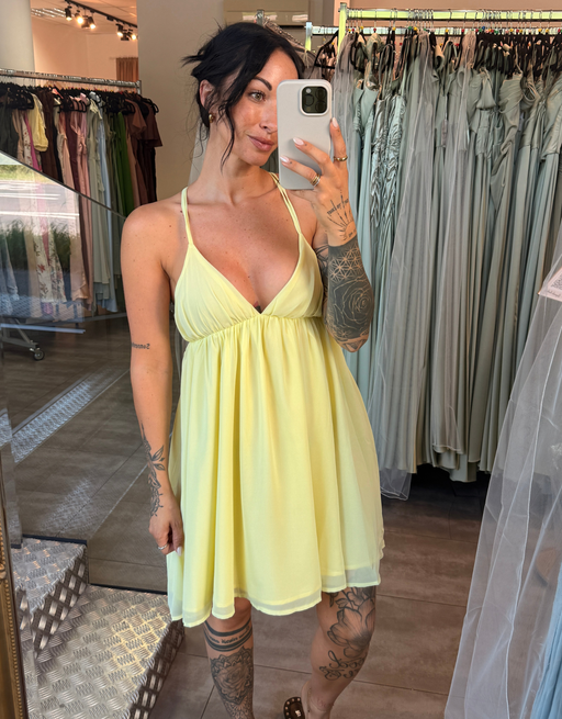 fließendes minikleid mit offenem rücken | buttergelb